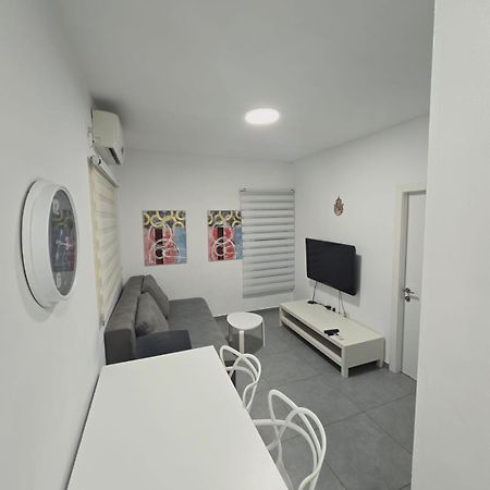 Gk Apartment Harmony Bat Yam Exteriör bild